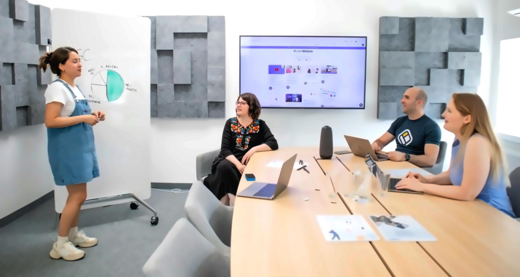 Equipo colaborando en proyecto de optimización